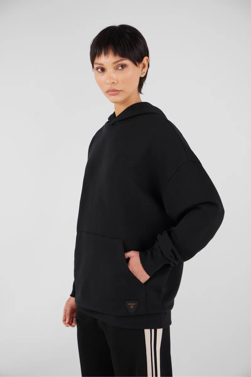 Sweat à capuche unisexe ANTO Gertrude – Coupe regular, broderie poitrine, patch silicone Sweat à capuche unisexe ANTO Gertrude – Coupe regular, broderie poitrine, patch silicone